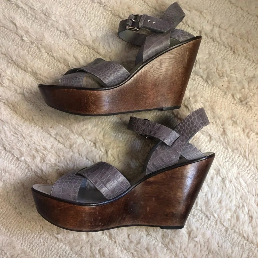 Theory Gray Sabrina Wedge Sandals size 40 crocodile pattern wooden platform heel